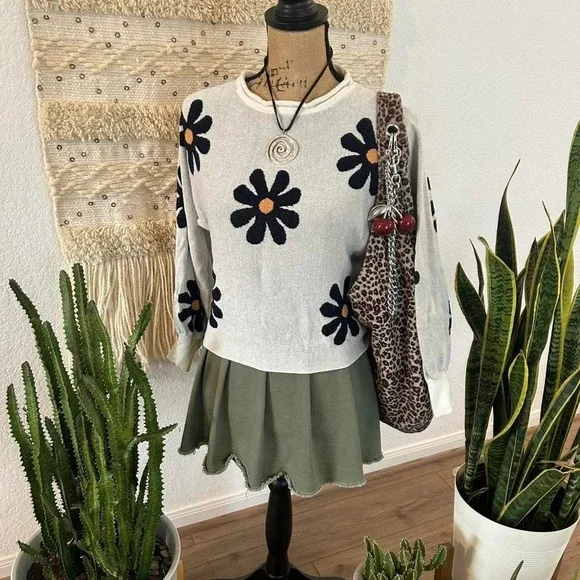 Cream and black retro daisy floral sweater with a vintage vibe small - Picture 1 of 7